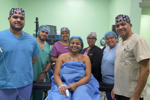 El procedimiento tuvo lugar en la Clínica Rodríguez Santos, marcando el inicio formal de una nueva era para miles de mujeres que padecen esta condición médica. 