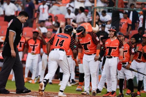 Con la victoria, los Toros mejoran su récord a 16-15, logrando su segundo triunfo consecutivo, y mantienen dos juegosde ventaja en la segunda posición del standing, tan sólo detrás de las Águilas que colocan su foja en 23-7.