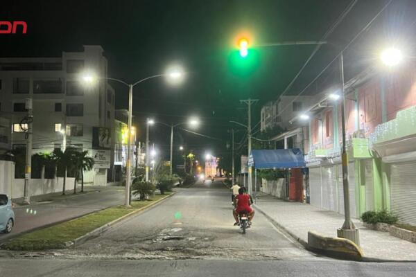 Semáforos averiados mantienen el tránsito caótico en importantes avenidas de Barahona, afectando a conductores y estudiantes.
