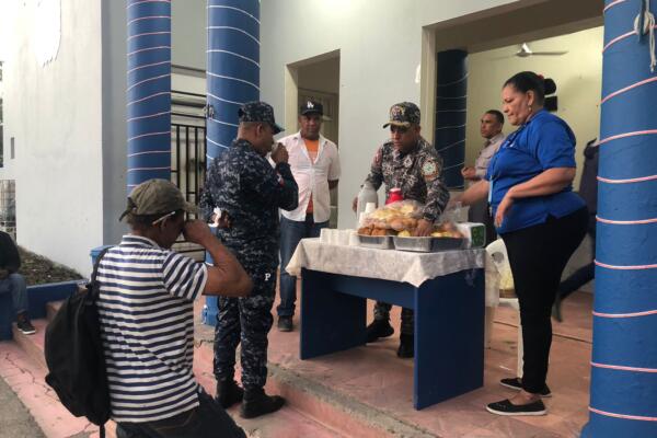 Durante la actividad, el alto oficial realizó la entrega de chocolate y té caliente a los agentes policiales de servicio como al personal de apoyo.