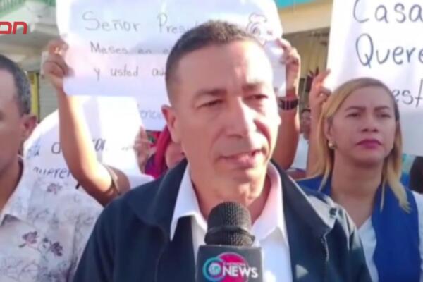 Manifestantes de Santiago Oeste exigen la reactivación de las obras educativas paralizadas que afectan a cientos de estudiantes.