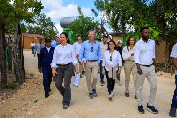Embajadora de Estados Unidos realiza visita oficial a Central Romana Corporation