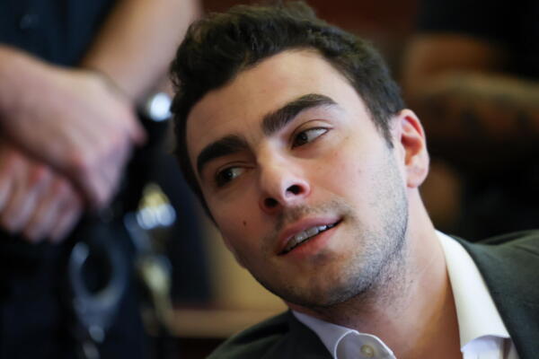 Luigi Mangione comparece ante la Corte Suprema de Manhattan durante una audiencia probatoria en el caso del asesinato del director ejecutivo de UnitedHealthcare, Brian Thompson, en Nueva York. EFE/EPA/ANGELA WEISS / POOL