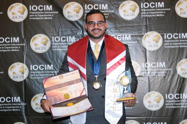 El doctor Julián Rodríguez recibe en Perú el premio IOCIM por su destacada labor en medicina paliativa y su compromiso humano con los pacientes.