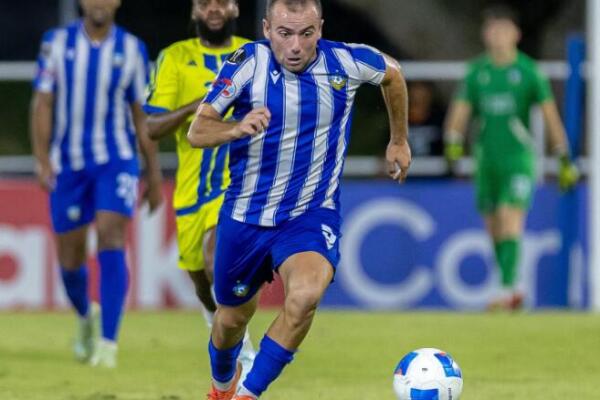 Acción del juego de ida entre OyM FC y Mount Plesant en Santiago