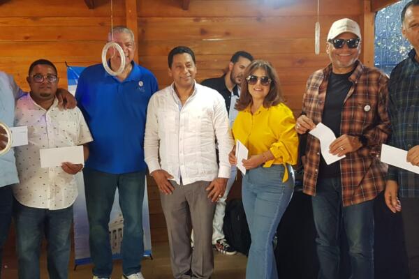 Miembros de ADOMPRETUR Santiago disfrutan de un encuentro navideño marcado por la confraternidad y el espíritu festivo en la Hacienda Don Lorenzo.