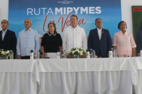 El ministro Víctor Bisonó durante el cierre de la Ruta Mipymes 2025, celebrada en el Parque Las Flores, La Vega.
