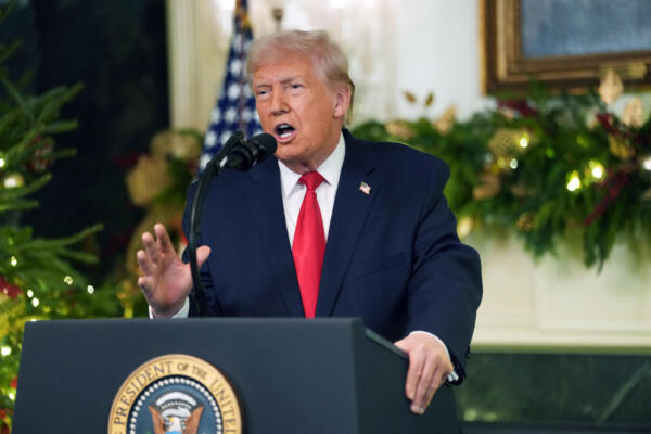 El presidente de Estados Unidos, Donald Trump, se dirige a la nación desde la Sala de Recepciones Diplomáticas de la Casa Blanca en Washington, D.C., el 17 de diciembre de 2025. (Foto de Doug MILLS / POOL / AFP)
