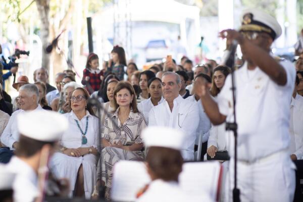 El presidente Abinader y la vicepresidenta Peña comparten villancicos con familias y niños en Santiago
