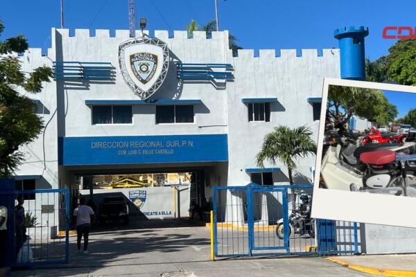 Momento en que un desconocido sustrae la motocicleta del cabo policial frente a la Dirección Regional Sur en Barahona, hecho captado por cámaras de seguridad.