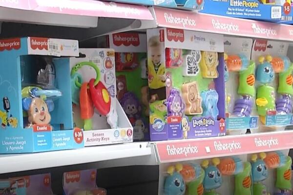 Padres dominicanos acuden a jugueterías para comprar regalos por Navidad