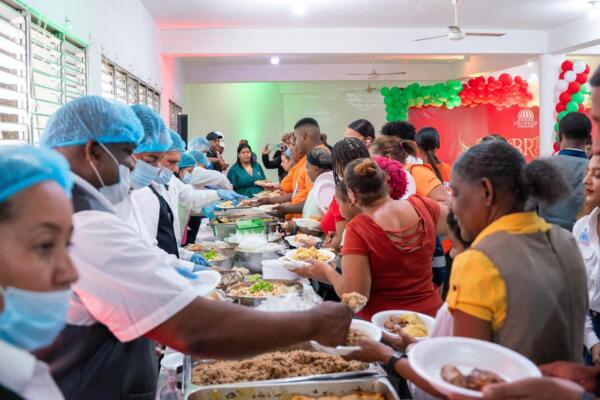 Robert Polanco comparte con niños y familias durante el almuerzo navideño inclusivo organizado por Propeep en Santo Domingo Oeste.