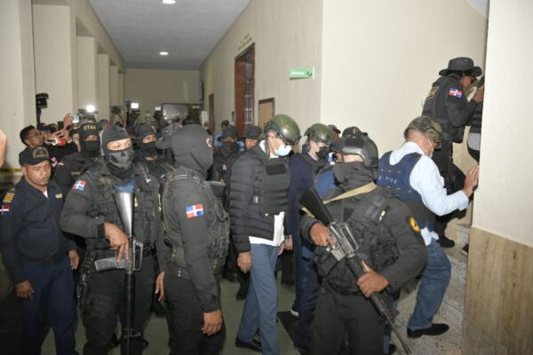 El tribunal impuso prisión preventiva a siete imputados. Otros tres recibieron arresto domiciliario, garantías económicas e impedimento de salida. Foto: Danny Polanco