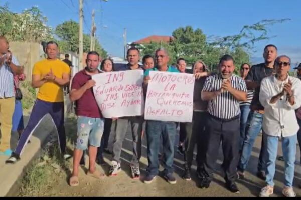 Residentes en la comunidad Los Motocross en La Barranquita realizan vigilia y exigen asfaltado de calles