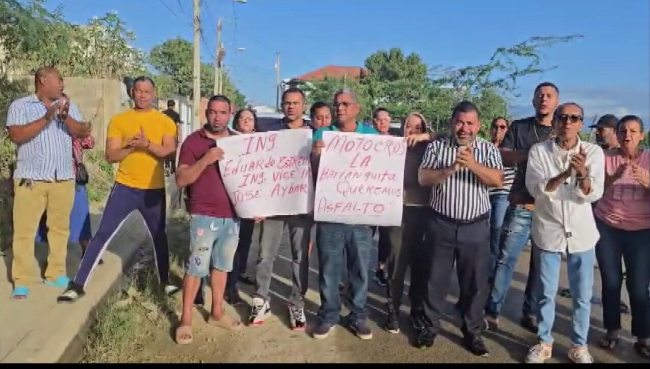 Residentes en la comunidad Los Motocross en La Barranquita realizan vigilia y exigen asfaltado de calles