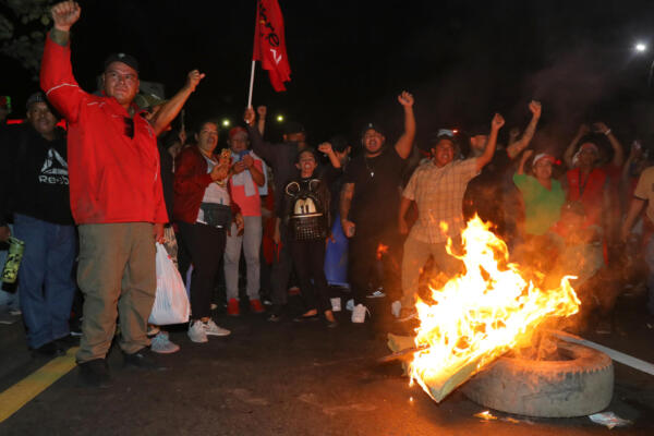 Simpatizantes del Partido Libertad y Refundación (Libre) se manifiestan por un supuesto fraude electoral en los comicios del 30 de noviembre, este martes, frente a las instalaciones del Consejo Nacional Electoral (CNE), en Tegucigalpa (Honduras). EFE/ Gustavo Amador