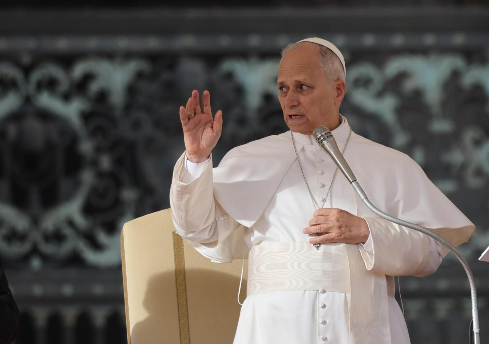 El papa critica la concentración de la riqueza y a los poderosos que no oyen a los pobres