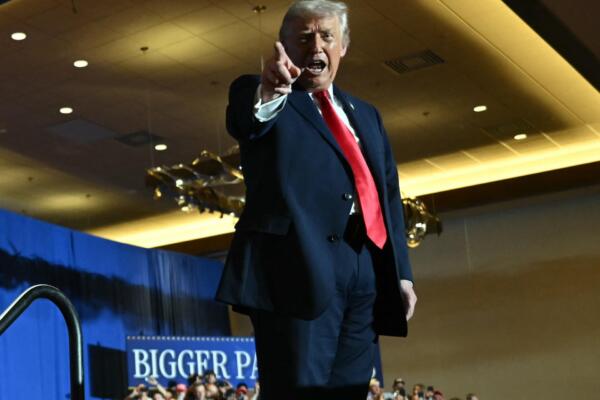 El presidente de Estados Unidos, Donald Trump, interactúa con los asistentes tras su discurso sobre la economía en el Mount Airy Casino Resort en Mount Pocono, Pensilvania, el 9 de diciembre de 2025. (Foto de ANDREW CABALLERO-REYNOLDS / AFP)
