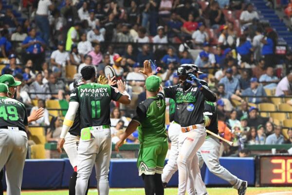 El triunfo les permite a las Estrellas continuar en la tercera posición del torneo con marca de 21-25, junto a los Leones del Escogido, que este miércoles también superó a las Águilas Cibaeñas 8-5 en el Estadio Cibao de Santiago.