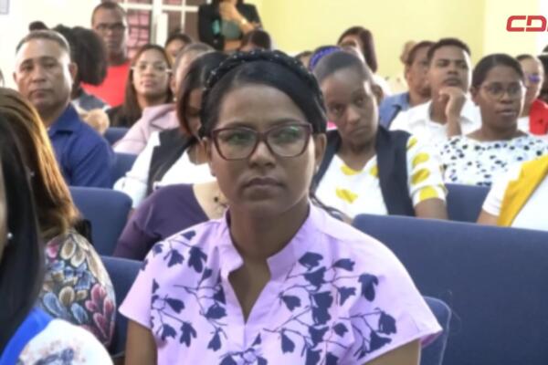 Diplomado CRECE capacita 1,175 docentes de primaria.
