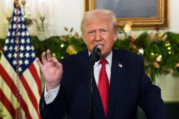 El presidente de Estados Unidos, Donald Trump, se dirige a la nación desde la Sala de Recepciones Diplomáticas de la Casa Blanca en Washington, D.C., el 17 de diciembre de 2025. (Foto de Doug MILLS / POOL / AFP)
