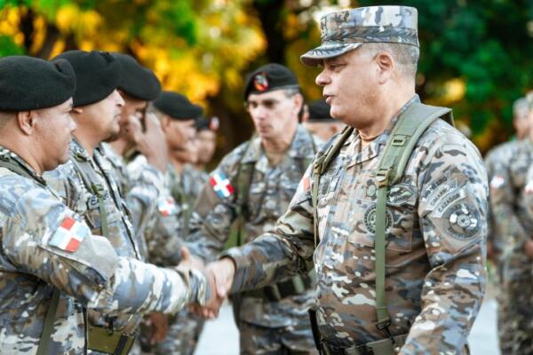 El ministro de Defensa, Carlos Antonio Fernández Onofre, durante su visita a unidades del Ejército en la zona fronteriza, donde compartió con oficiales y alistados y les expresó su reconocimiento y salutación navideña.