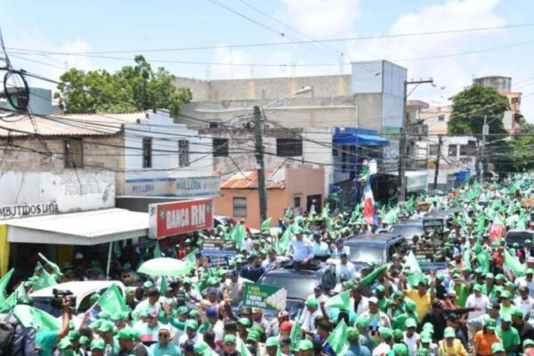 Legisladores oficialistas comentan sobre la marcha política de Leonel Fernández, acusándola de violentar la Ley de Régimen Electoral.