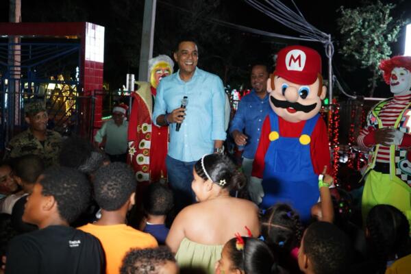 Durante la jornada, los niños disfrutaron de una presentación especial infantil con pinta, caritas, payasos, muñecos.