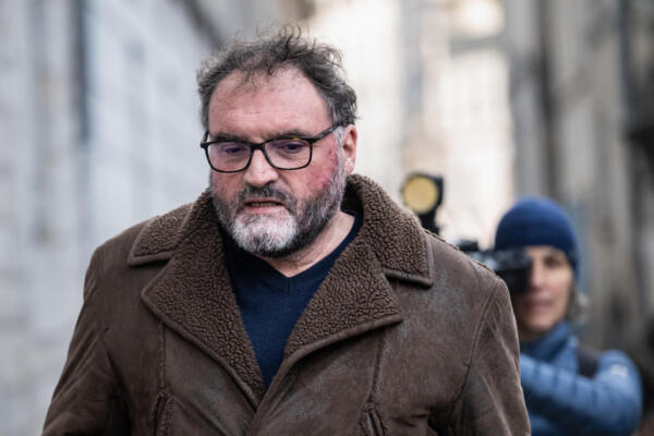El exanestesista francés Frederic Pechier llega al juzgado de Besançon, donde su abogado presentará a partir de hoy los alegatos finales de la defensa en Besançon, este de Francia, el 15 de diciembre de 2025. Frederic Pechier, de 53 años, está acusado de envenenar intencionalmente a 30 pacientes, 12 de los cuales fallecieron, en un supuesto intento de presumir de sus habilidades de reanimación y desacreditar a sus compañeros. (Foto de ARNAUD FINISTRE / AFP)
