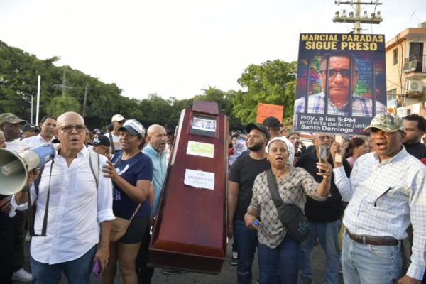 Cientos de manifestantes se reunieron alrededor del Palacio de Justicia de Ciudad Nueva para pedir prisión preventiva contra Santiago Hazim. / foto: Danny Polanco