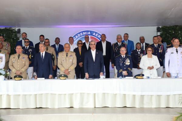 El presidente Abinader tomó el juramento de honor y entregó los sables de mando y las insignias correspondientes a cada especialidad.