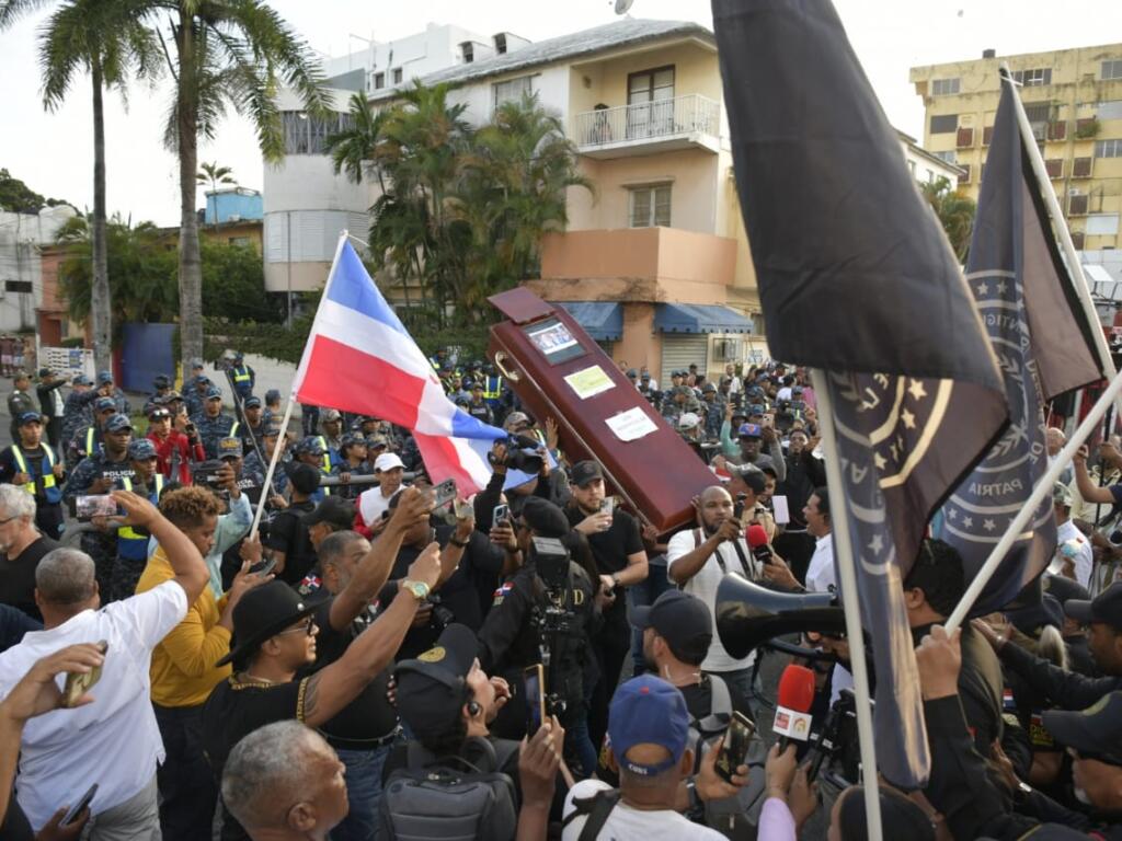 Manifestantes afuera del Palacio de Justicia de Ciudad Nueva. / foto: Danny Polanco.