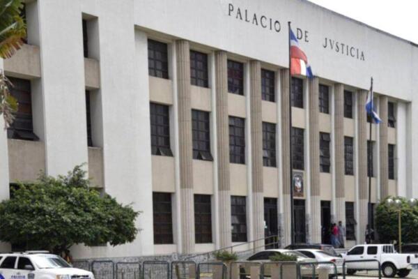 Los detenidos permanecen en el recinto judicial luego de haber sido interrogados por varias horas por miembros del Ministerio Público.