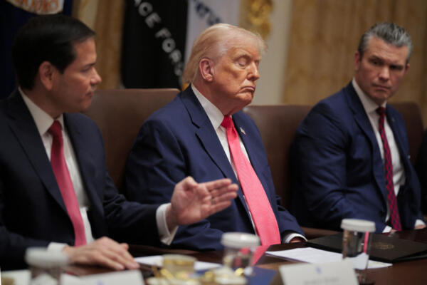 El secretario de Estado de EE. UU., Marco Rubio (izq.), habla mientras el presidente de EE. UU., Donald Trump, y el secretario de Guerra, Pete Hegseth, observan durante una reunión de gabinete en la Sala del Gabinete de la Casa Blanca el 2 de diciembre de 2025 en Washington D. C.  (Foto de CHIP SOMODEVILLA / GETTY IMAGES NORTH AMERICA / Getty Images vía AFP)

