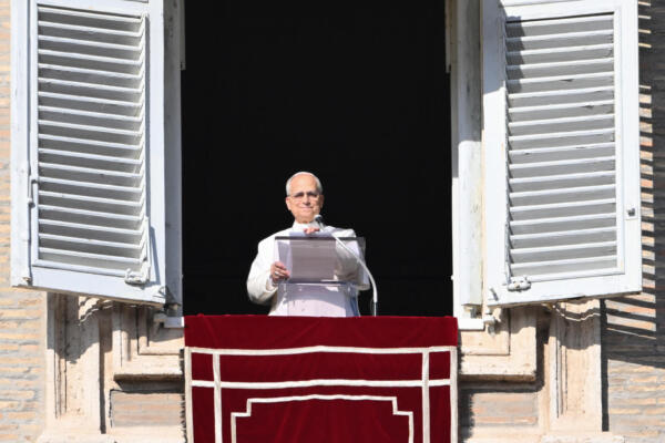El Papa León XIV se dirige a la multitud desde la ventana del palacio apostólico con vistas a la plaza de San Pedro durante su oración del Ángelus dominical en el Vaticano el 7 de diciembre de 2025. (Foto de Alberto PIZZOLI / AFP)
