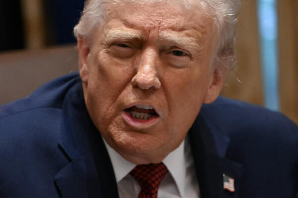 El presidente de Estados Unidos, Donald Trump, habla durante una mesa redonda para debatir la ayuda a los agricultores, en la Sala del Gabinete de la Casa Blanca en Washington, D. C., el 8 de diciembre de 2025. (Foto de ANDREW CABALLERO-REYNOLDS / AFP)