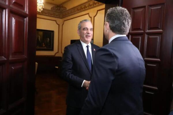 El presidente Luis Abinader saluda a Pete Hegseth, secretario de Guerra de Estados Unidos en el Palacio Nacional. Foto: Presidencia de la República.