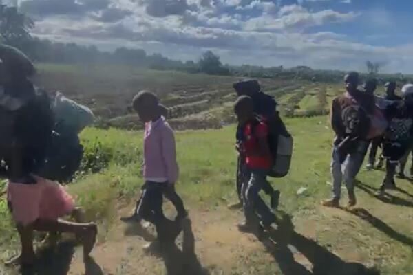 El grupo está compuesto por ocho hombres, siete mujeres y seis menores de edad, quienes no portaban documentos.