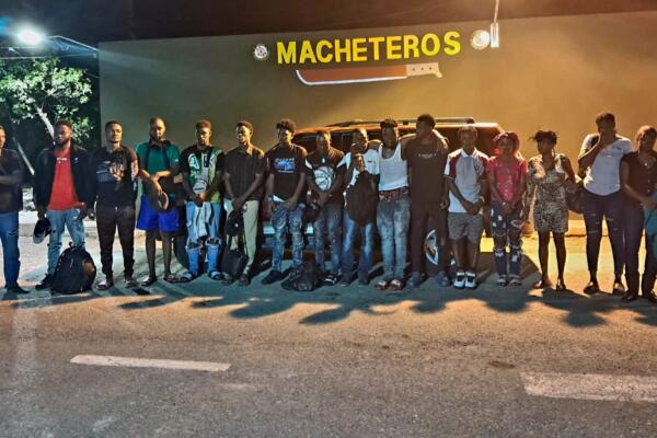 Dentro del vehículo encontraron 12 hombres, 4 mujeres y 1 menor de edad, ninguno con la documentación requerida.