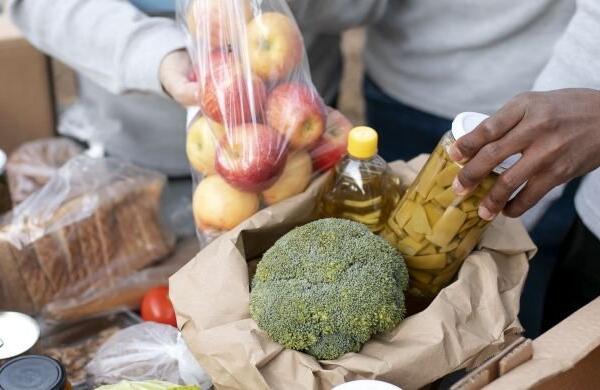 Entregan alimentos para cena navideña a familias pobres de Villa Altagracia