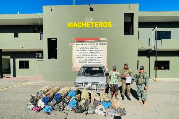 Ejército detiene minibús con cargamento ilegal de carbón vegetal durante operativos en Montecristi