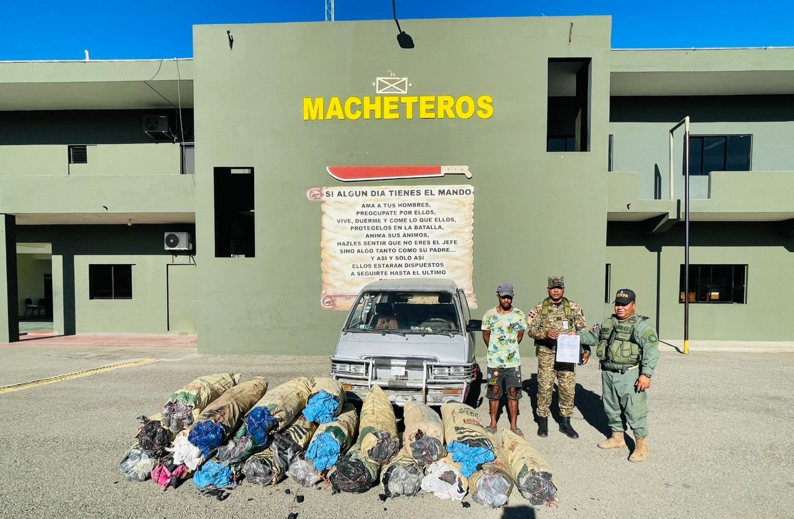 Ejército detiene minibús con cargamento ilegal de carbón vegetal durante operativos en Montecristi