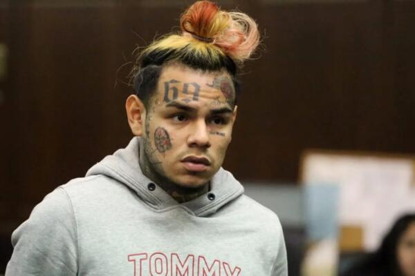 Tekashi 6ix9ine fue sentenciado a pasar tres meses en prisión federal por violar los términos de su libertad supervisada.