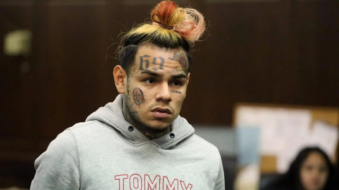 Tekashi 6ix9ine fue sentenciado a pasar tres meses en prisión federal por violar los términos de su libertad supervisada.