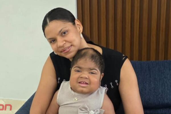 Madre pide auxilio al presidente Abinader para ayudar a su hija con enfermedad genética rara
