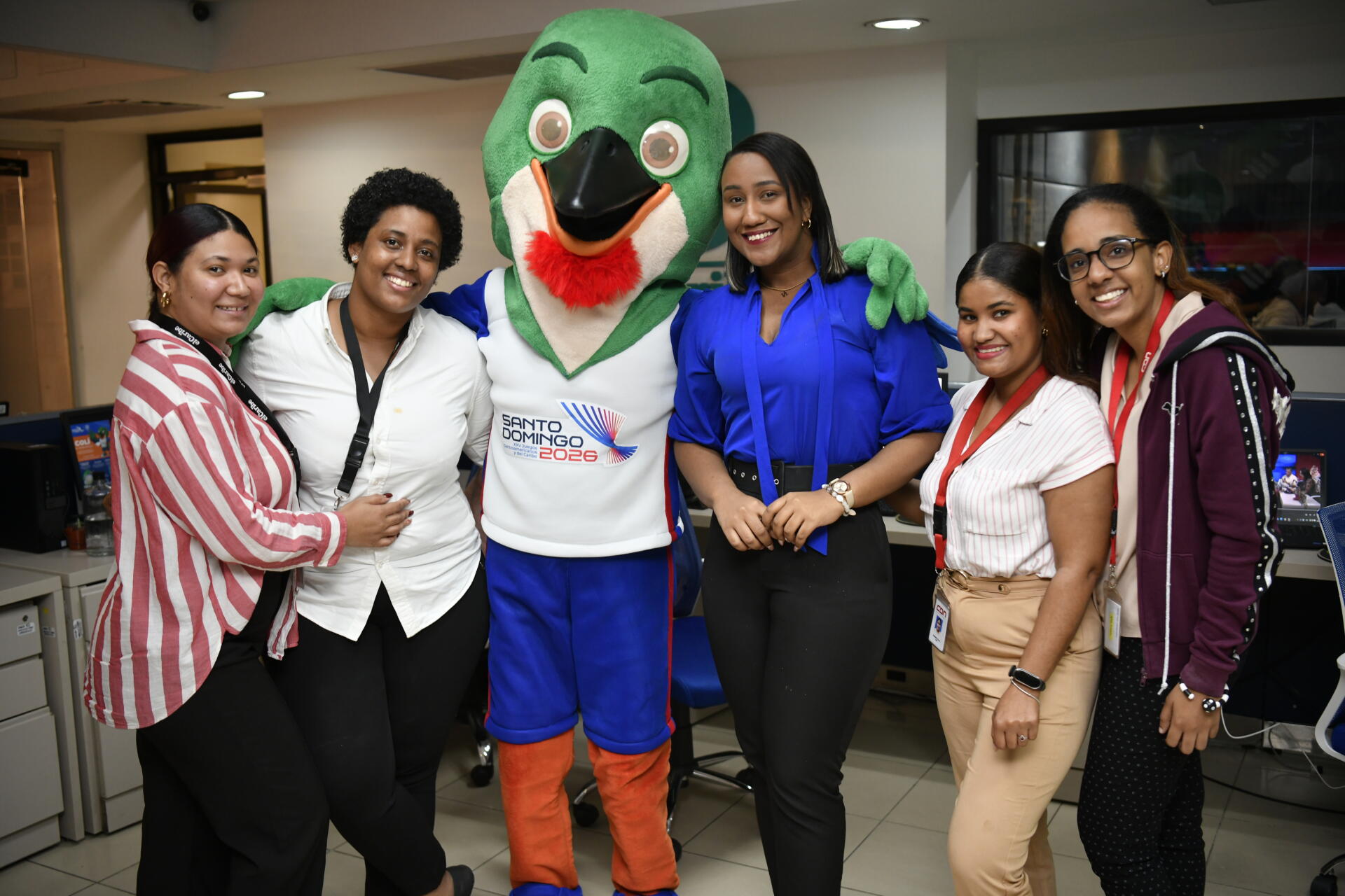 Colí, el Barrancolí, mascota oficial de los XXV Juegos Centroamericanos y del Caribe Santo Domingo 2026, visitó Multimedios del Caribe.