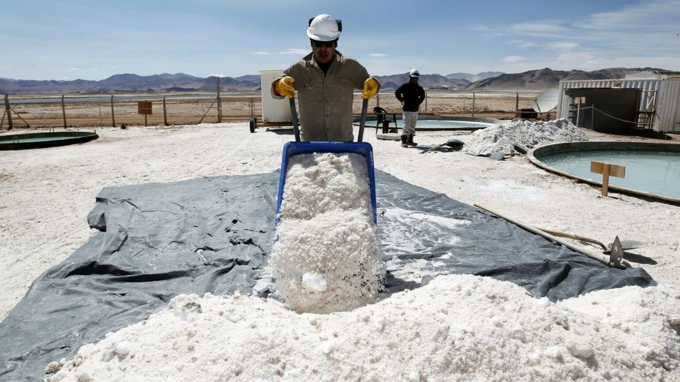 La estatal chilena Codelco anunció el sábado la creación de una gigantesca empresa para la explotación de litio en el país sudamericano.