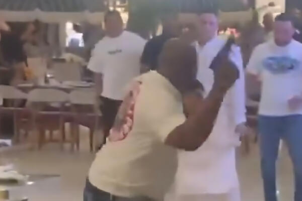 Presunta pelea por deuda termina en caos en Blue Mall