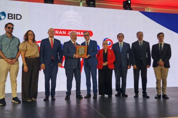 El Ing. Félix María García, recibiendo su reconocimiento.