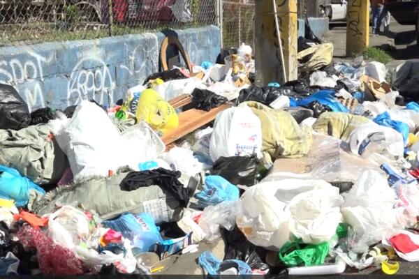 Los comunitarios aseguran que desde hace varios días los camiones recolectores no han pasado por la zona. 